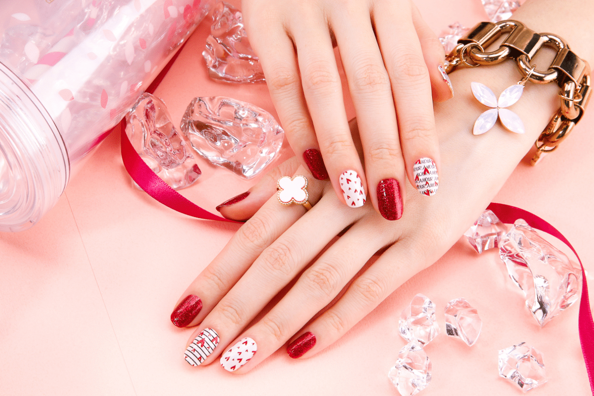 Idées et tendances à connaître pour les ongles au printemps 2024