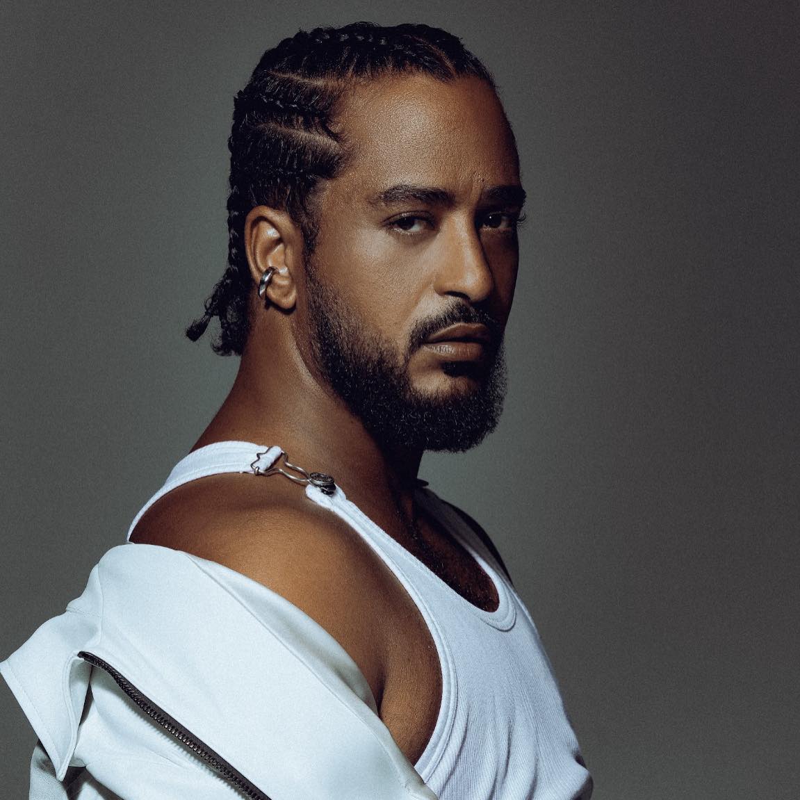 Biographie de Slimane : origines et évolution artistique