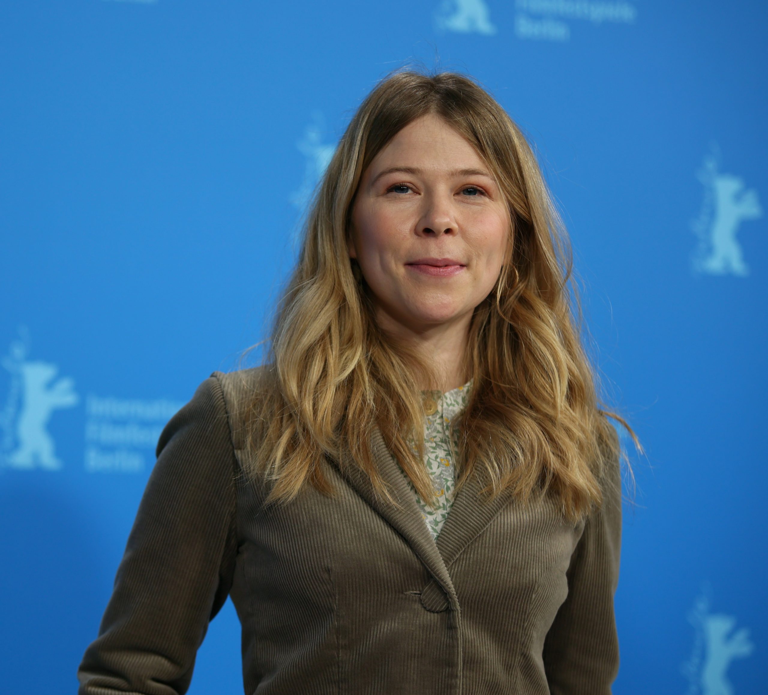 Quels traits distinctifs tirent de ses origines multiculturelles ?