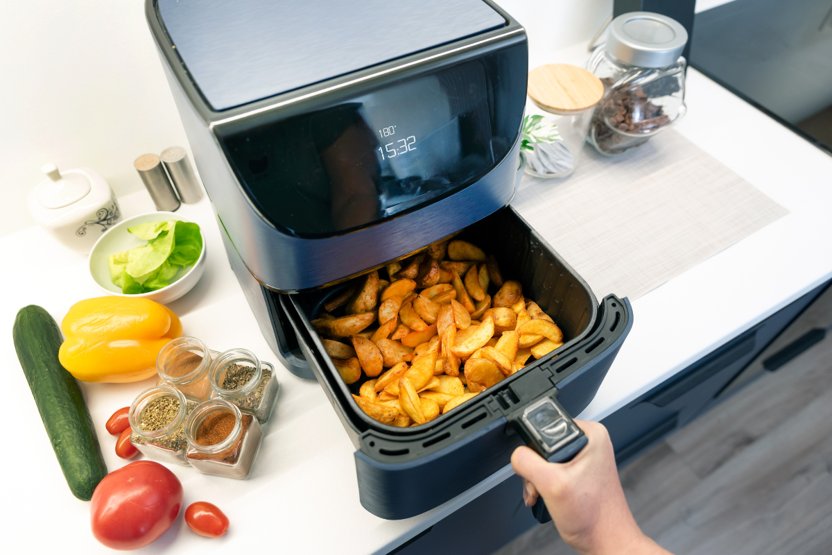 Dites adieu à l'Air Fryer : cette astuce toute simple permet de passer son four en mode Air Fryer